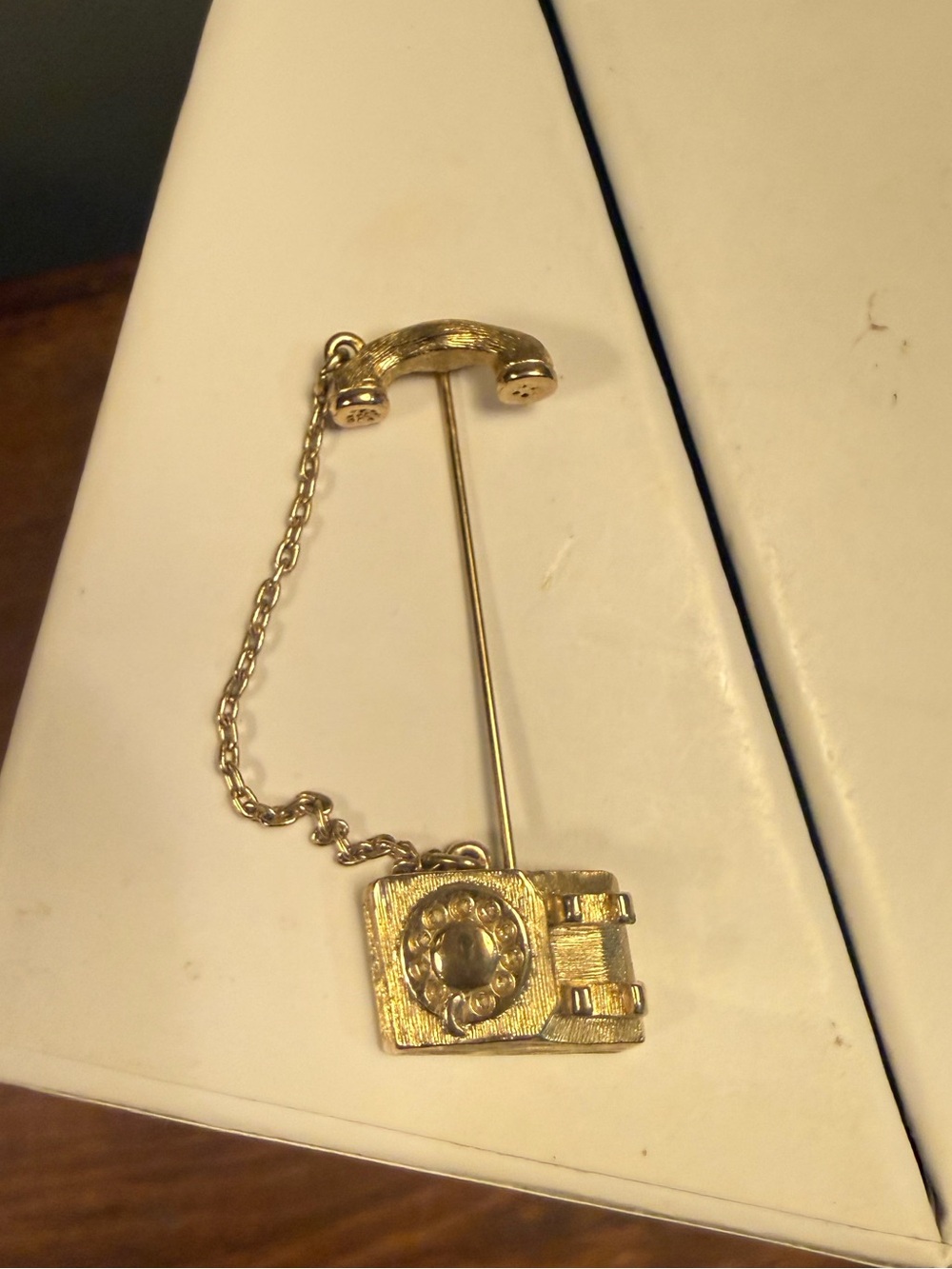 Avon Gold Vintage Telephone Stick Chain Pin Brooch - Picture 2 of 10